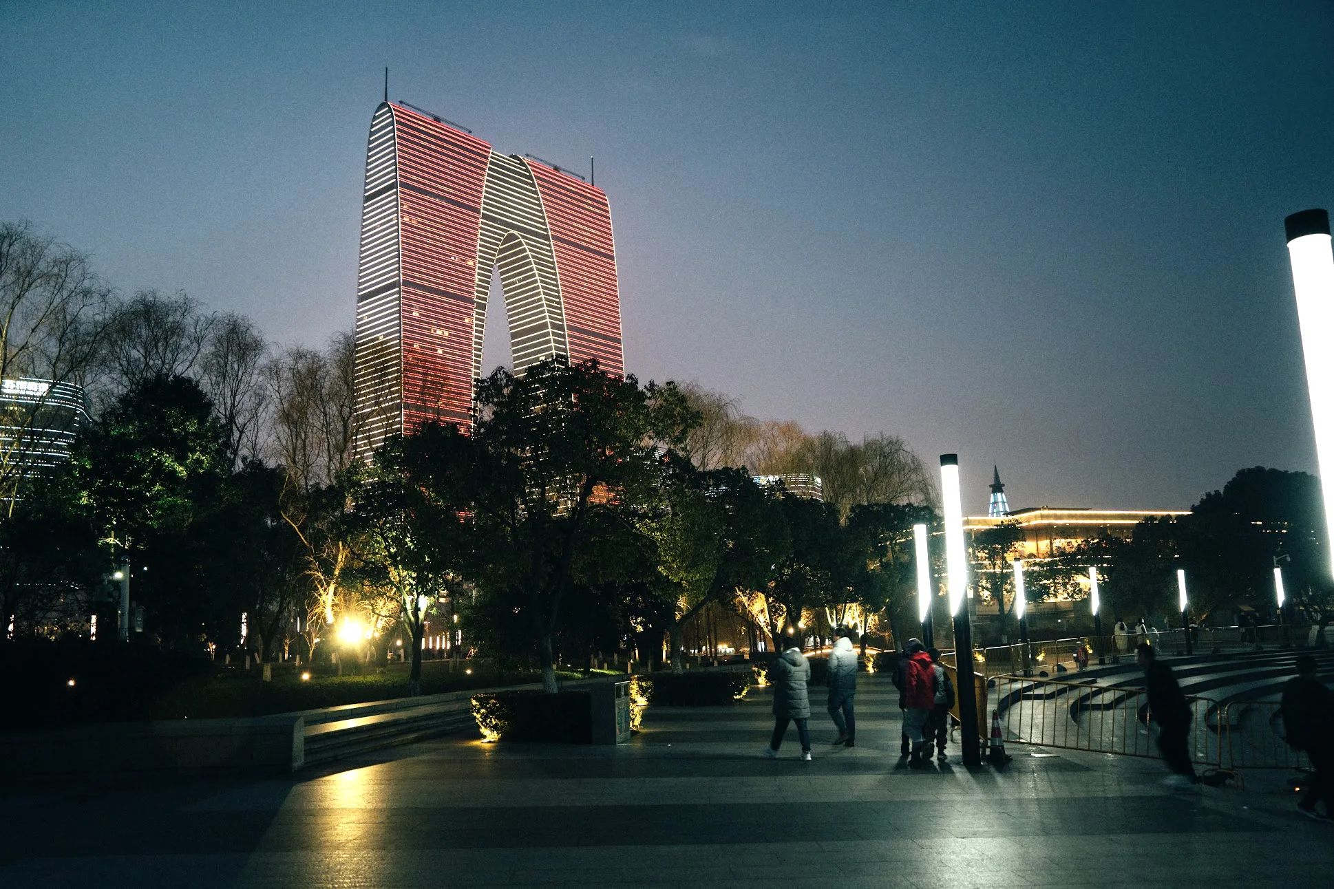 亮度提高后的苏州东方之门夜景