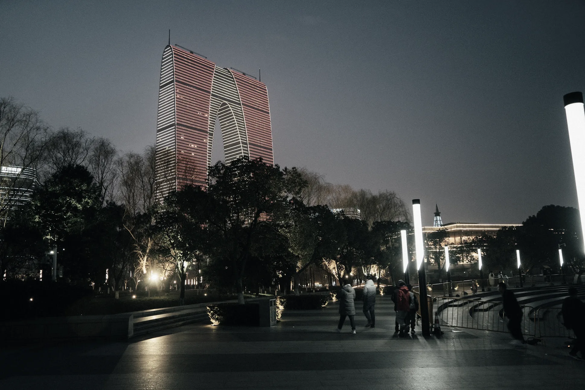 饱和度降低后的苏州东方之门夜景